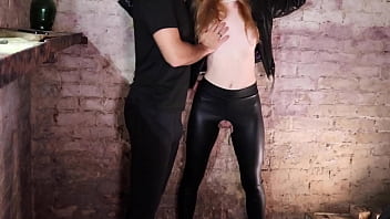 Молодая 18-ти летняя девчонка танцует на члене молодого человека после мастурбации сиськами